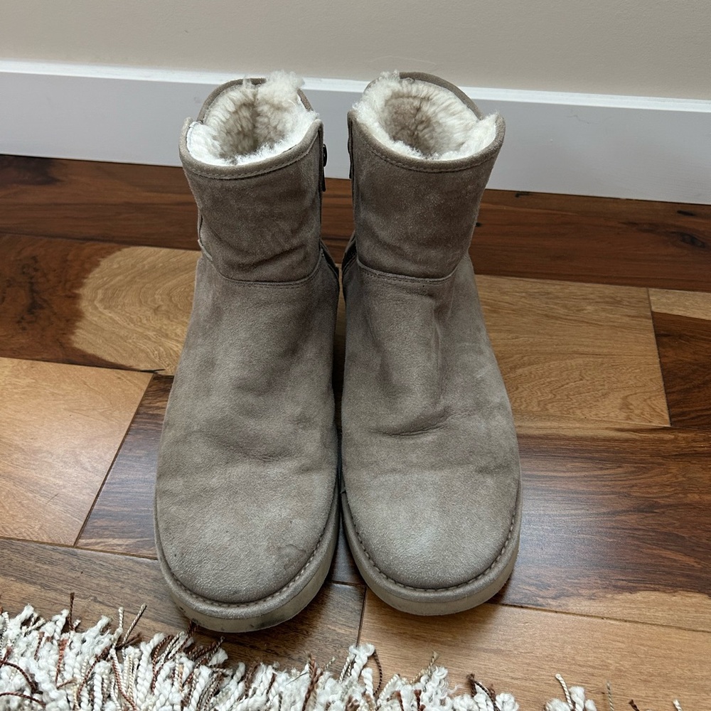 UGG Abree Mini Boots Size 9 in Gray